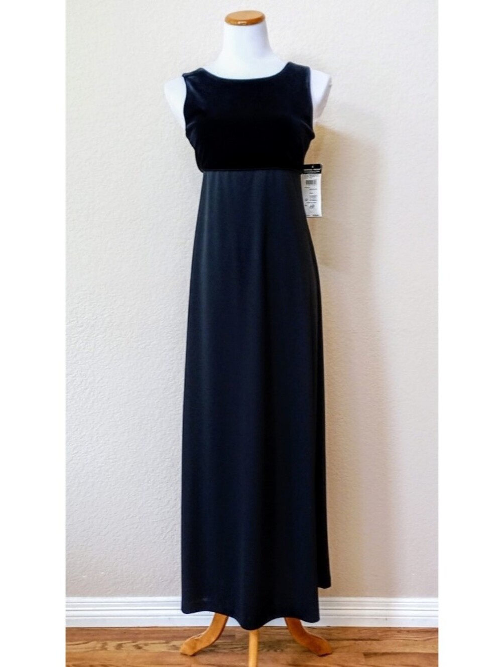 Donna Ricco vintage 1990s black velvet botice sleek sleeveless maxi dress